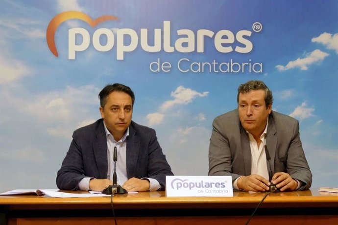 Carlos Caramés e Íñigo Fernández, portavoces del PP en Piélagos y en el Parlamento de Cantabria, respectivamente