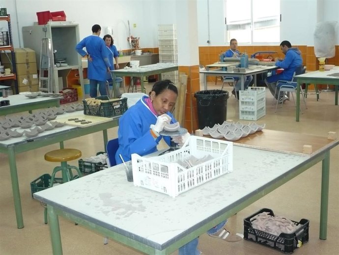 Archivo - Trabajadores del centro especial de empleo de Aidemar, uno de los que ha recibido ayudas para su modernización
