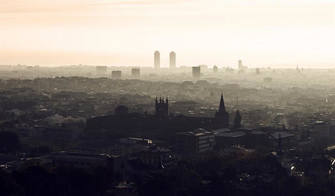 Archivo - Contaminació a la ciutat de Barcelona