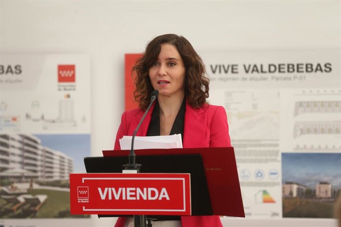 Archivo - La presidenta de la Comunidad de Madrid, Isabel Díaz Ayuso, interviene durante su visita a una de las parcelas incluidas en el primer lote del Plan Vive para la construcción de viviendas públicas en régimen de alquiler en Valdebebas, a 28 de o