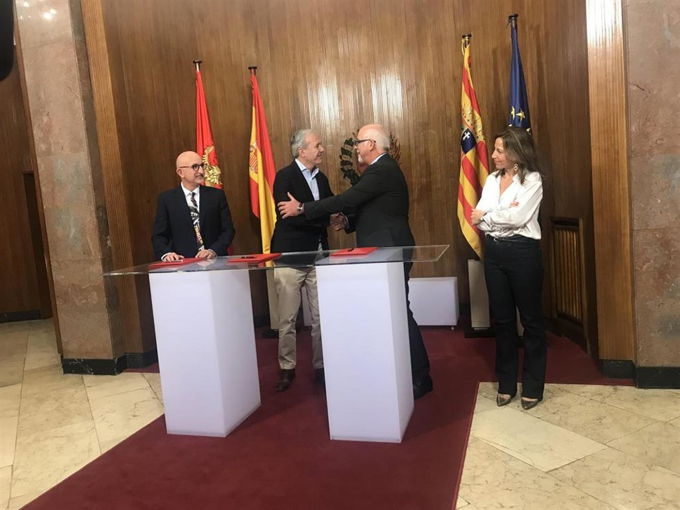 El alcalde de Zaragoza, Jorge Azcón; el director del CIHEAM Zaragoza, Raúl Compés; y el presidente de la Asociación "The Garden of Peace", Francesco Serafini, firman el proyecto del Jardin de la Paz