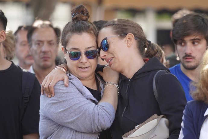 Dos vecinas de la localidad rota de dolor durante el minuto de silencio por el crimen de Palomares del Río