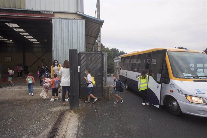 Archivo - Varios niños y niñas abandonan un autobús esolar