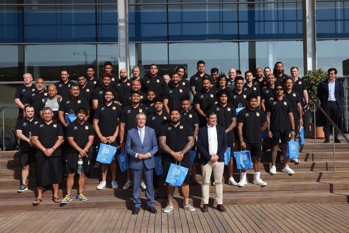 El presidente de la Diputación de Málaga, Francisco Salado, recibe en la selección de rugby de Tonga.