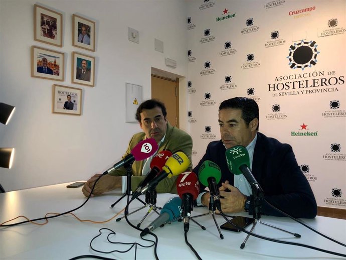 Luque anuncia en rueda de prensa que la AHS se sumará al paro parcial del sector por la "abusiva subida" de la luz.