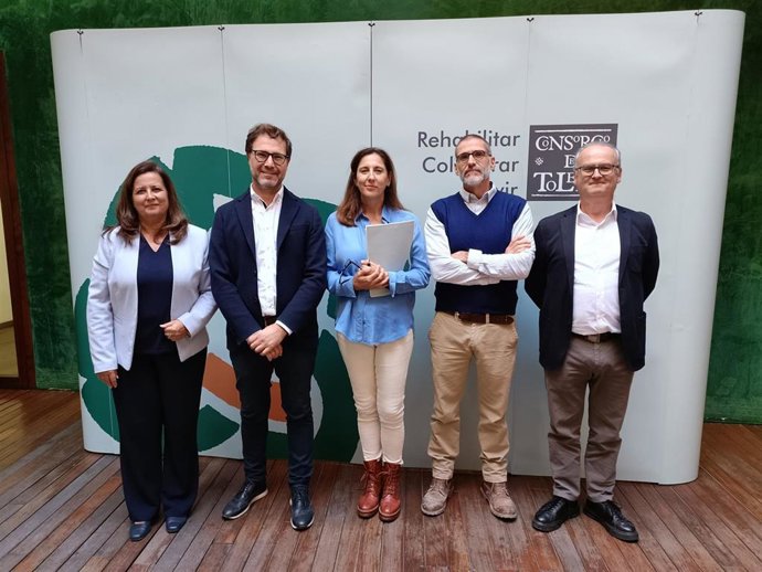 El gerente del Consorcio, Jesús Corroto; la directora de Gestión Patrimonial de la institución, Soledad Sánchez- Chiquito; la decana de la Facultad de Humanidades, Rebeca Rubio, en la presentación del congreso.