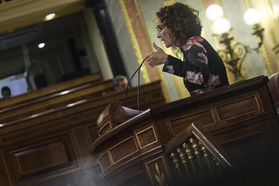 La ministra de Hacienda, María Jesús Montero, interviene durante una sesión plenaria en el Congreso de los Diputados.