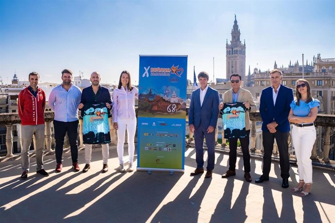 El delegado de Transición Ecológica y Deportes, David Guevara (cuarto por la derecha), en la presentación de la X Trail Doñana.