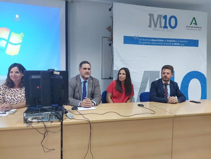 Inauguración de la actividad del programa 'Mentor10' en el IES Alhamilla de Almería.