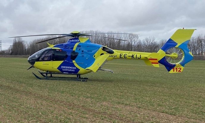 Archivo - Sucesos.- Trasladado en helicóptero un motorista herido grave en la N-627 en Urbel del Castillo (Burgos)