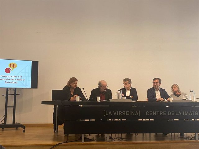Marta Rovira, Jordi Font, Jordi Martí, Francesc Xavier Vila y Teresa Cabré, en rueda de prensa sobre la Medida de Gobierno de Fomento del Catalán.