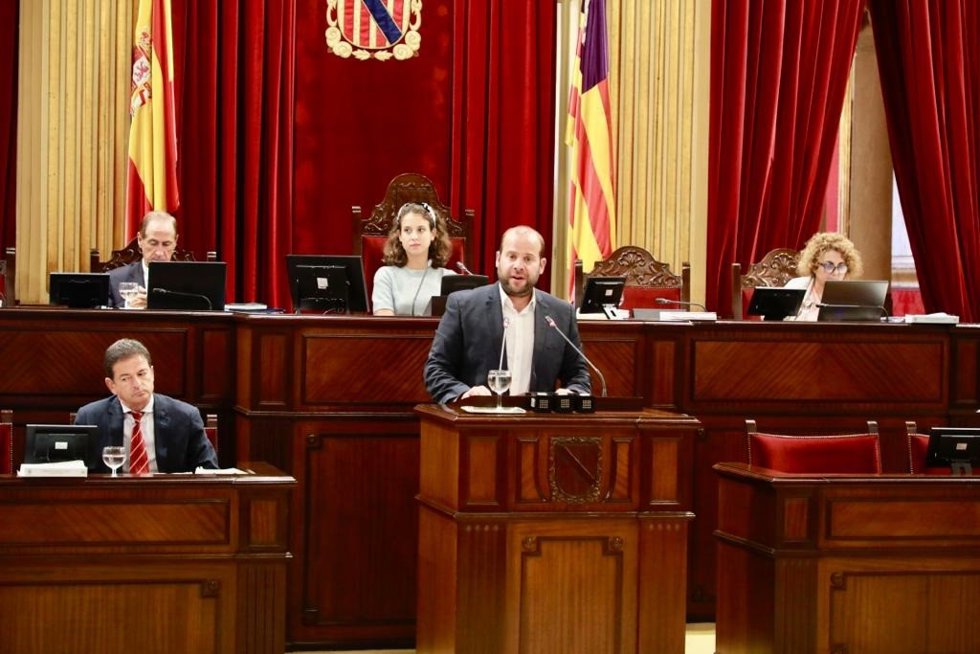 El conseller de Medio Ambiente y Territorio, Miquel Mir, durante una intervención en el Parlament balear.