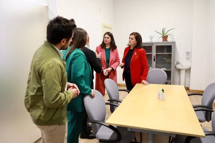 La presidenta del Gobierno, Concha Andreu, y la consejera de Igualdad, Raquel Romero, con otros miembros de su gobierno