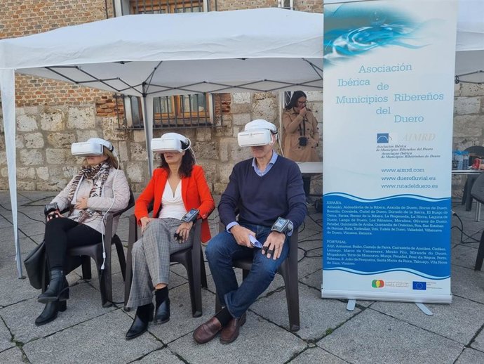 La concejala de Cultura y Turismo en el Ayuntamiento de Valladolid, Ana Redondo, durante la experiencia inmersiva con drones de este jueves.