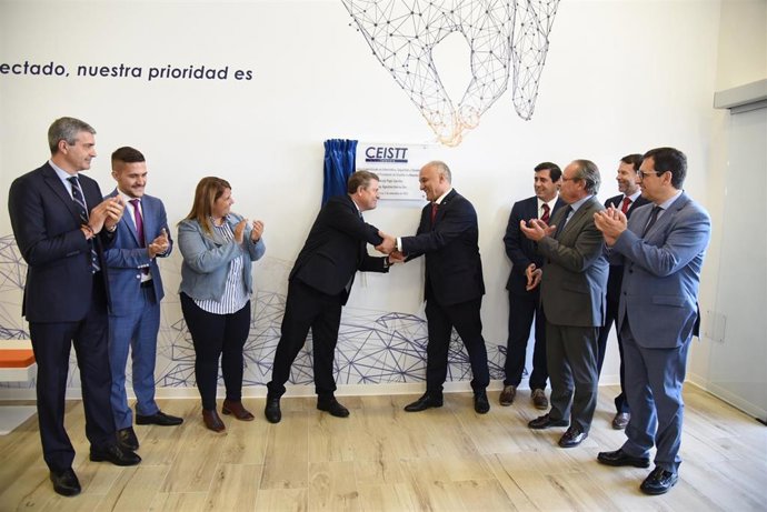 El presidente regional, Emiliano García-Page, inaugura, en Talavera de la Reina, el Centro Especializado en Informática, Seguridad y Tecnología (CEISTT).
