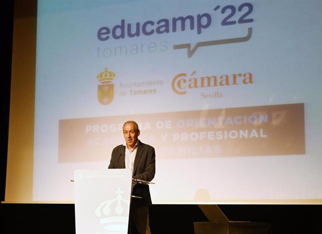 Archivo - El alcalde de Tomares, José María Soriano, en la presentación del programa "pionero" en el Aljarafe, 'Educamp'22'.