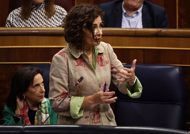 La ministra de Hacienda, María Jesús Montero, interviene durante una sesión plenaria en el Congreso de los Diputados, a 2 de noviembre de 2022, en Madrid (España).