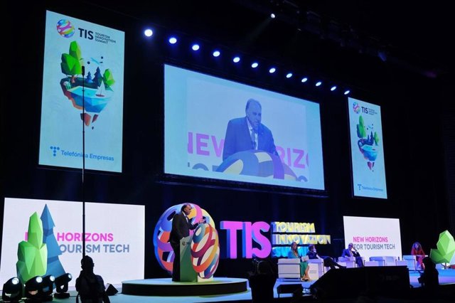 El consejero de Turismo, Arturo Bernal, en la inauguración del TIS en Fibes.