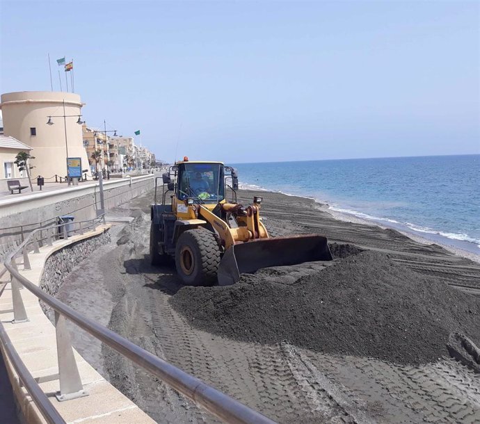 Archivo - Almería.-Costas inicia el mantenimiento de ocho playas de la provincia más afectadas por problemas de erosión