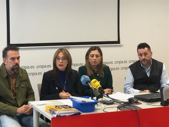 Los secretarios generales de UGT y CCOO, Javier Fernández Lanero y José Manuel Zapico, junto a la portavoz de IU en la Junta, Angela Vallina, y la presidenta de FADE, María Calvo.
