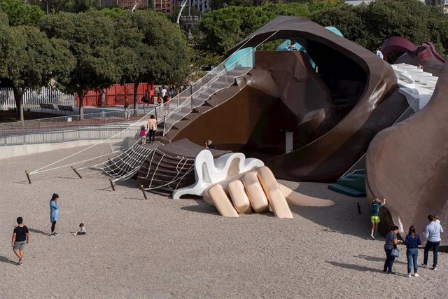 Imagen de familias con niños en el parque Gulliver de València. 