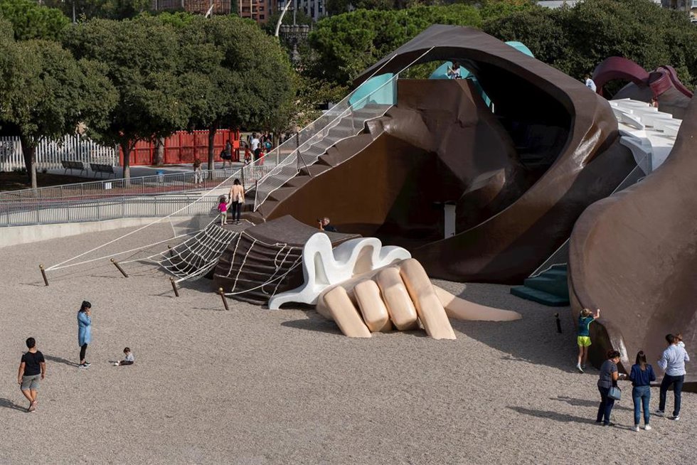 Imagen de familias con niños en el parque Gulliver de Valncia. 