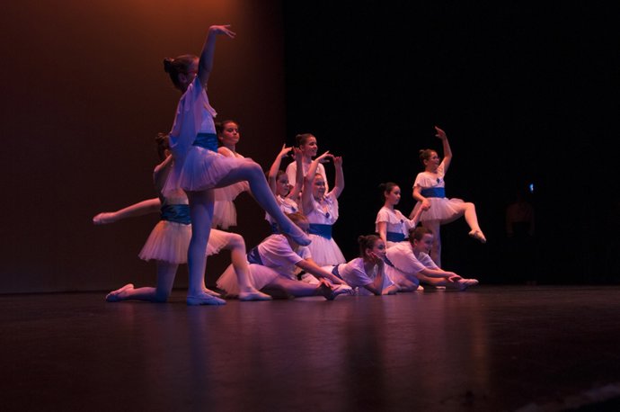 Archivo - Alumnas del Conservatorio Elemental de Danza de la Diputación de Cáceres durante una actuación