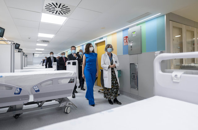 La presidenta de la Comunidad de Madrid, Isabel Díaz Ayuso (1i), y la directora gerente del Gregorio Marañón, Sonia García, caminan por un pasillo del nuevo Centro Quirúrgico del Hospital público Gregorio Marañón