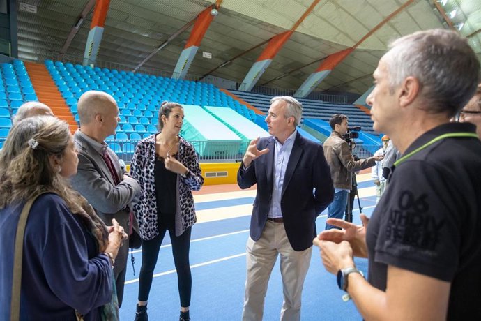 El alcalde de Zaragoza,  Jorge Azcón, la concejala de Deportes, Cristina García, el presidente de la Federación Española de Atletismo, Raúl Chapado; el presidente de la Aragonesa de Atletismo, Alberto Pallarés; en "El Huevo"