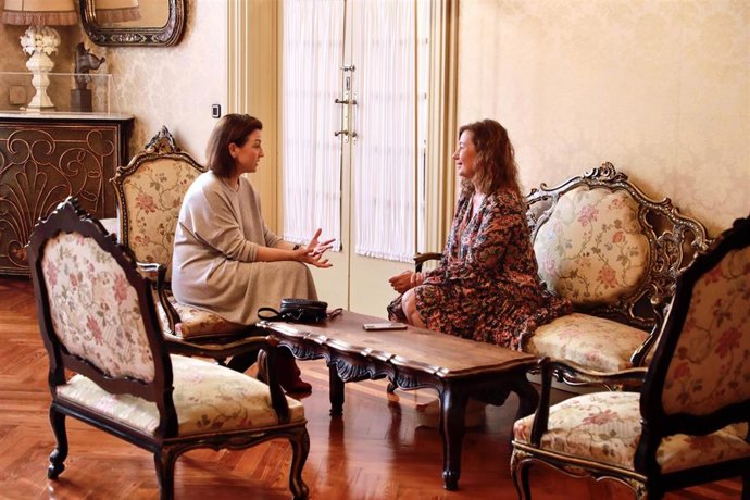 La presidenta del Govern, Francina Armengol, con la portavoz del PSOE en el Senado, Eva Granados.