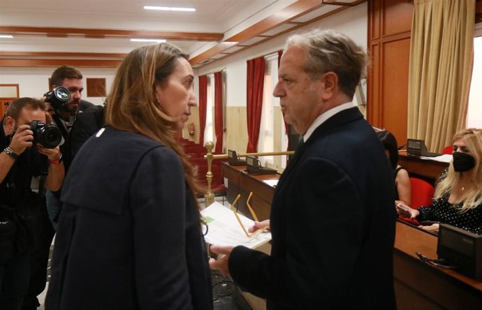 Salvador Fuentes con Paula Badanelli antes del Pleno.