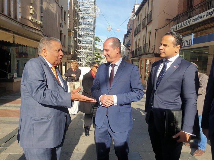 El Embajador De República Dominicada En Esaña, Juan Bolívar Y El Alcalde De Guadalajara, Alberto Rojo.