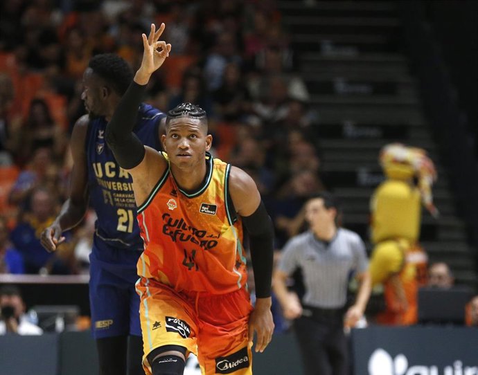El cubano Jasiel Rivero celebra una canasta con el Valencia Basket en la Liga Endesa 2022-2023