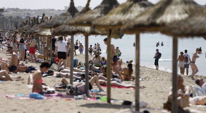 Archivo - Turistas en El Arenal.