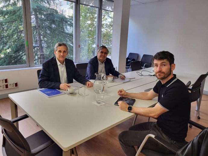 El director general de Investigación e Innovación de Aragón, Ramón Guirado, se reúne con el comisionado designado para coordinar el PERTE aeroespacial, Miguel Belló, y el delegado especial de la Agencia Espacial Española, Álvaro Giménez.