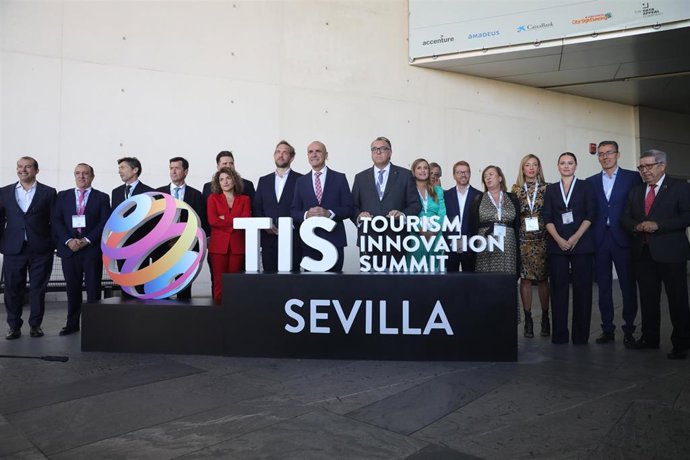 Foto de familia de las autoridades políticas en el acto de inauguración del TIS, en Fibes.