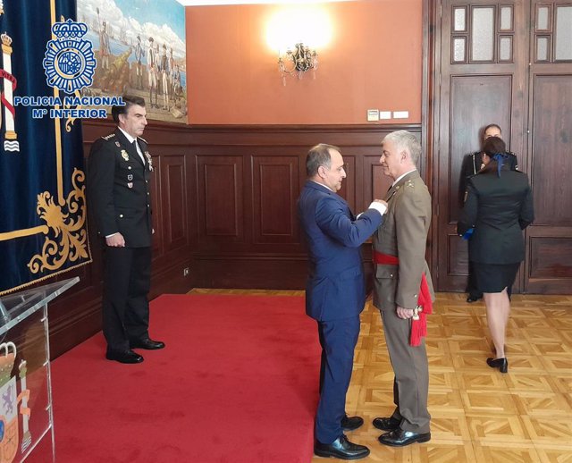 El subdelegado del Gobierno, Javier Plata, entrega la Cruz al Mérito Policial al Jefe del Mando de Canarias, Fernando Maté
