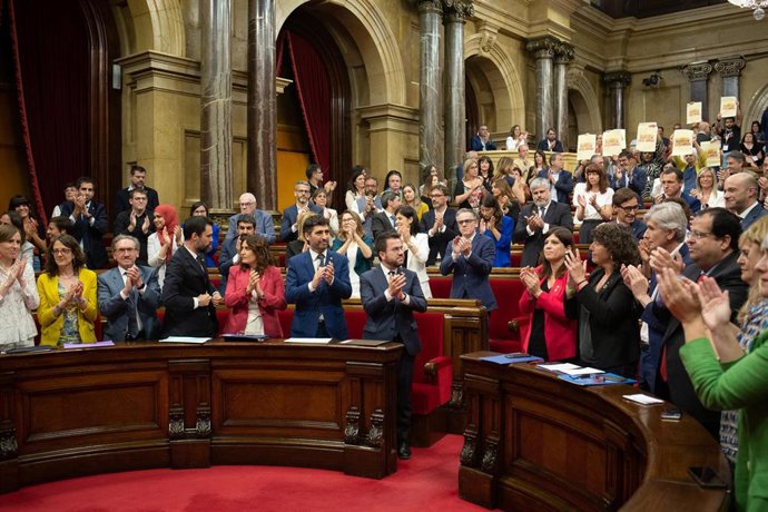 Archivo - El presidente de la Generalitat, Pere Aragons (1i), y los consellers, aplauden tras la aprobación de la nueva ley, en una sesión plenaria, en el Parlament de Cataluña, a 8 de junio de 2022, en Barcelona, Catalunya (España). El pleno del Parla