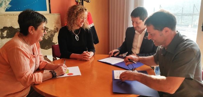 Signatura del conveni de collaboració entre PimeComer i l'Ajuntament de Cervelló (Barcelona)