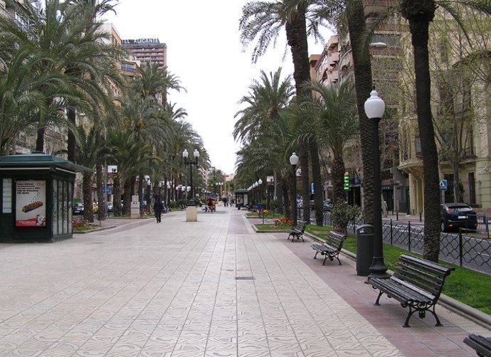 Archivo - Alicante.- El Ayuntamiento destina 2,5 millones a la mejora del uso peatonal en la avenida del Doctor Gadea