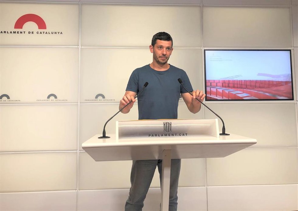 El diputado Xavier Pellicer en rueda de prensa.