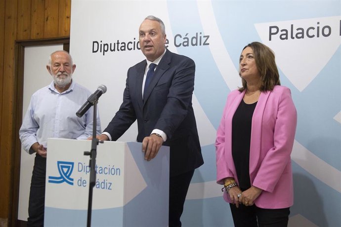 Ruiz Boix con los dirigentes sindicales de UGT y CCOO en Cádiz.