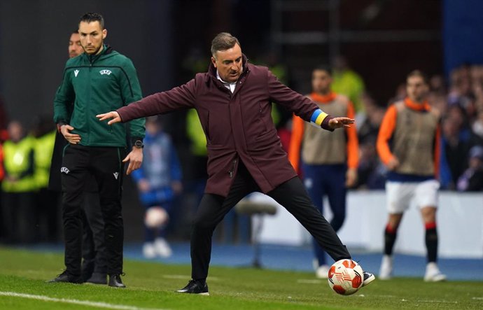Archivo - 14 April 2022, United Kingdom, Glasgow: Braga manager Carlos Carvalhal controls the ball on the touchline during the UEFA Europa League quarter final, second leg soccer match between  Rangers FC and SC Bragaat Ibrox Stadium. Photo: Jane Barlow