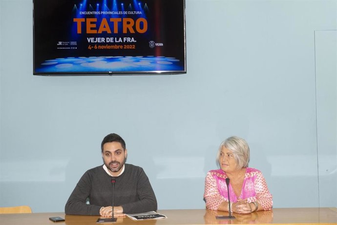 El diputado de Cultura, Antonio González Mellado, y la concejala del Ayuntamiento de Vejerz, Carmen María Muñoz, en el Palacio Provincial de la Diputación de Cádiz