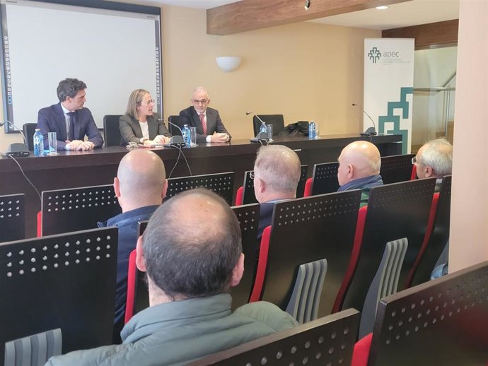 La conselleira Ethel Vázquez se reúne con la junta directiva de la Asociación Provincial de Empresarios de la Construcción de Lugo (APEC).