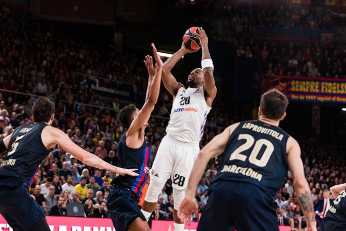 Guerschon Yabusele intenta un lanzamiento en el Bara-Real Madrid de la Euroliga 2022-2023