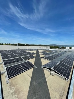 Paneles solares instalados por SolarProfit en las instalaciones de Noucor en Palau-solit i Plegamans