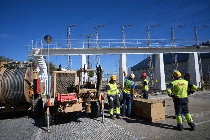 Trabajos de sustitución del cableado de las torres de la Bahía de Cádiz.