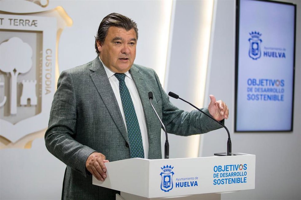 Archivo - El alcalde de Huelva, Gabriel Cruz, en rueda de prensa.
