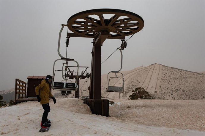 Archivo - Telesilla de la Estación de Esquí de Navacerrada, a 16 de marzo de 2022, en Guadarrama, Madrid (España). 